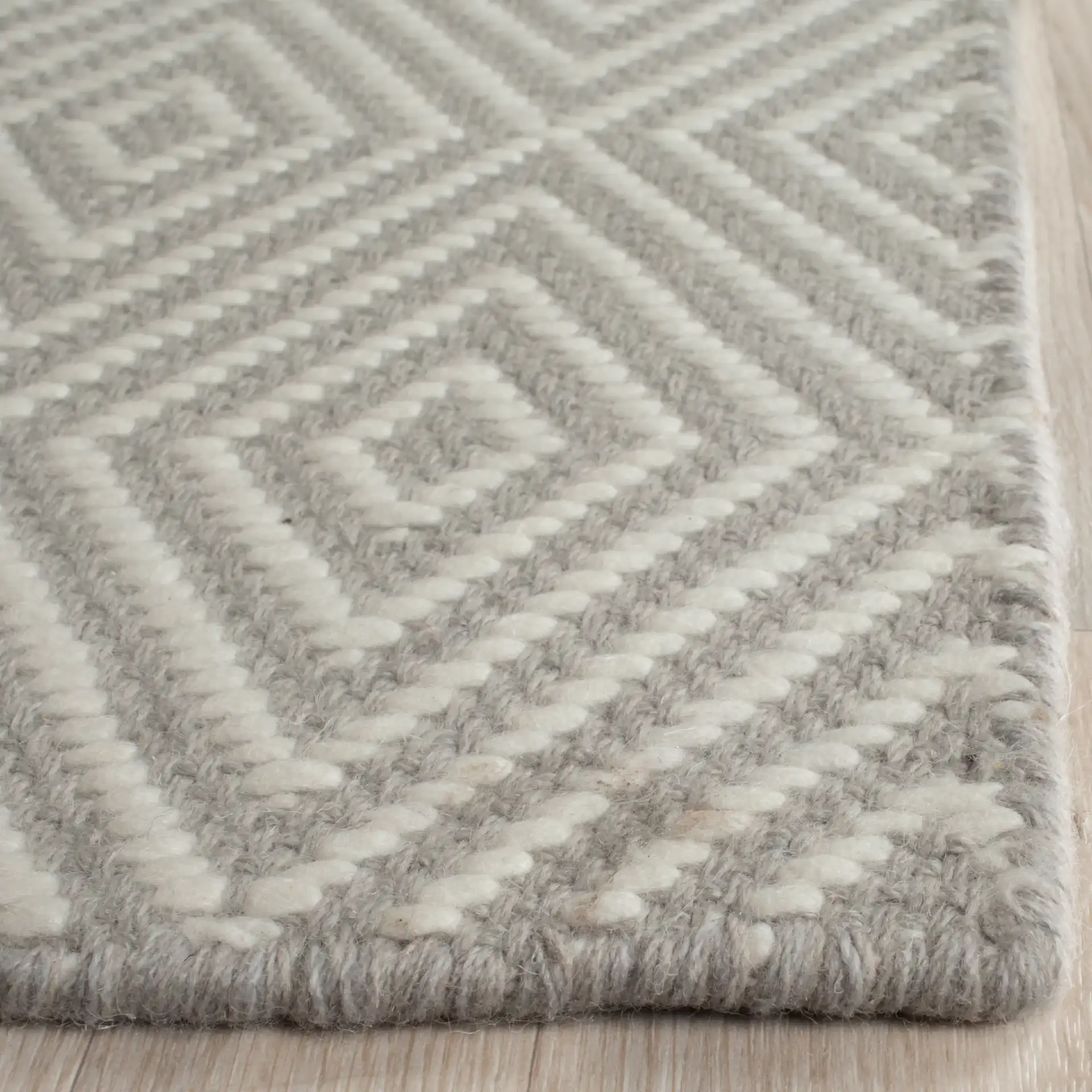 Wilton Nested Diamond Hand-Hooked Wool Rug in Light Gray / Ivory