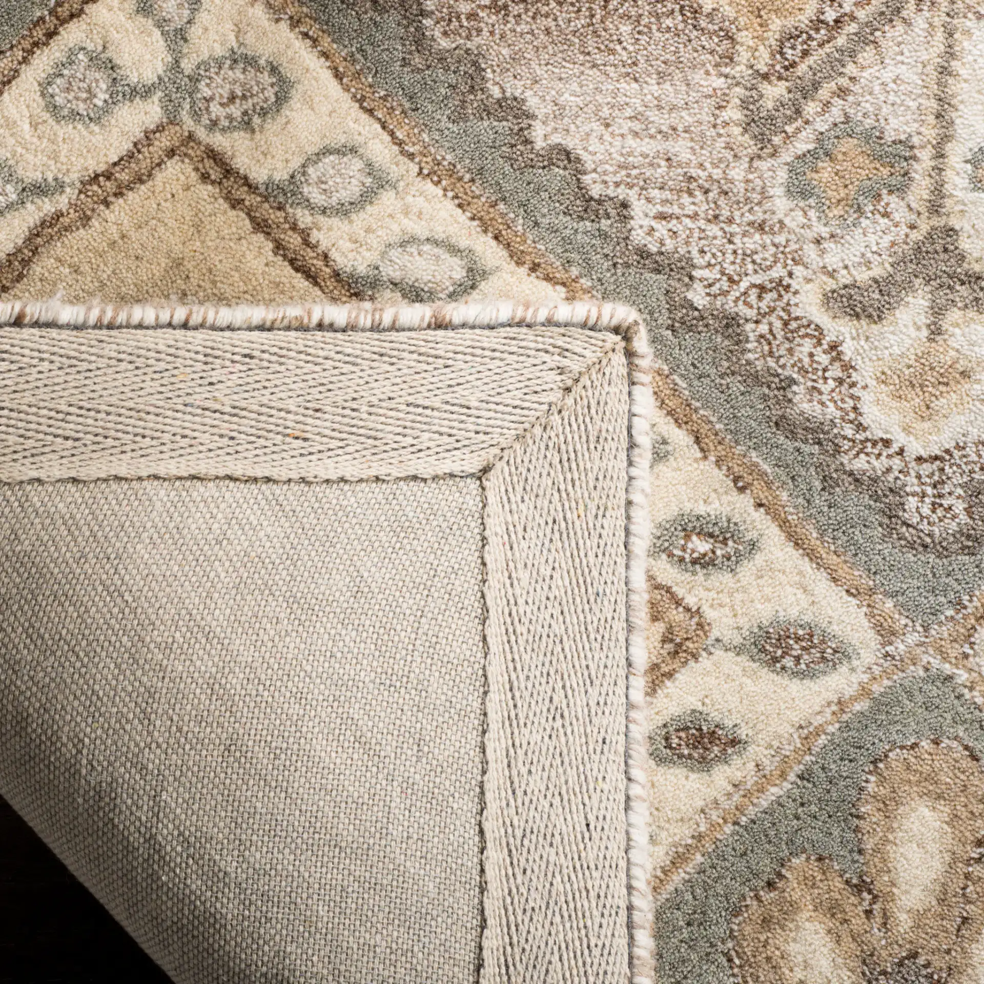 Wyndham Diamond Medallion Hand-Tufted Wool Rug in Ivory / Gray in a styled room
