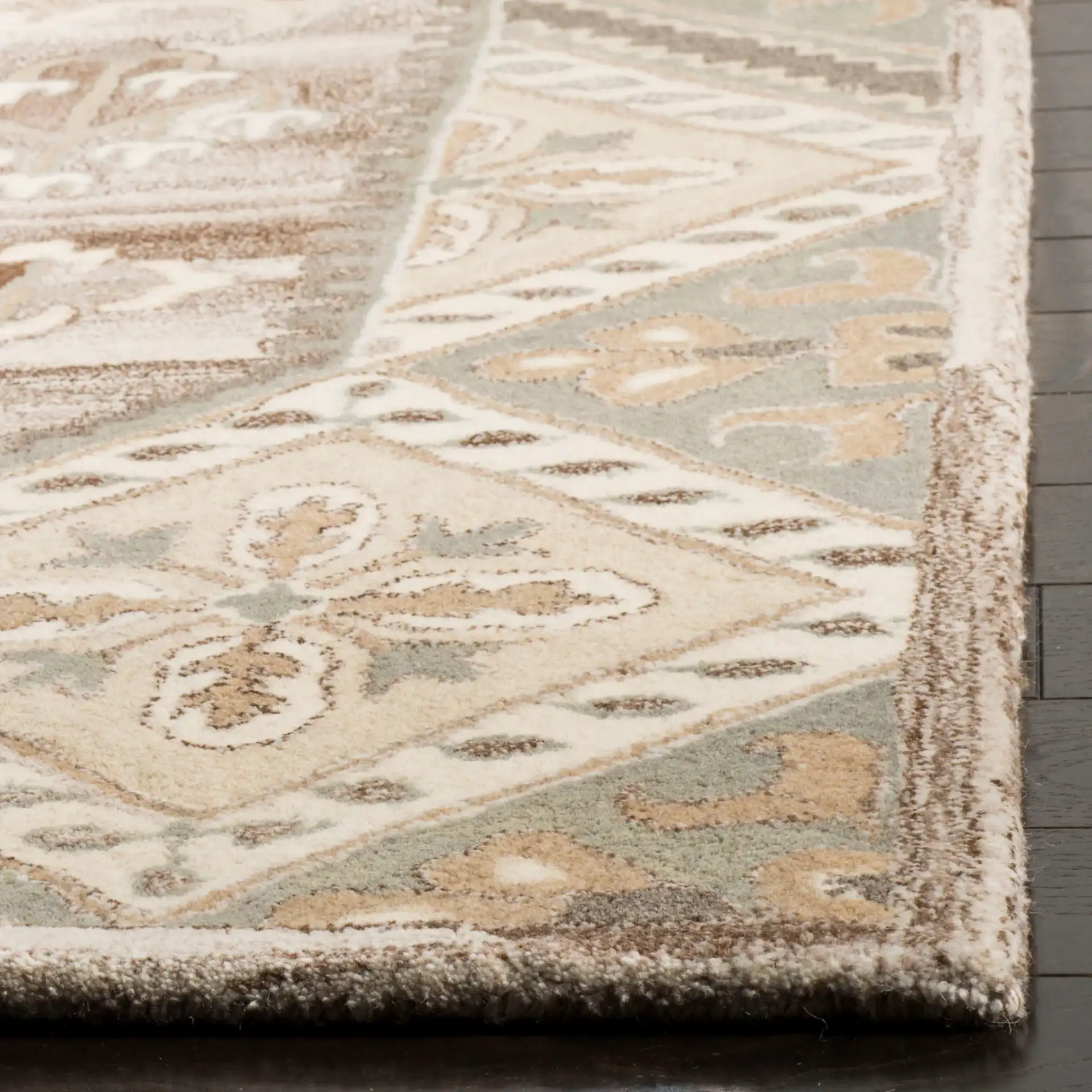 Wyndham Diamond Medallion Hand-Tufted Wool Rug in Ivory / Gray in a styled room