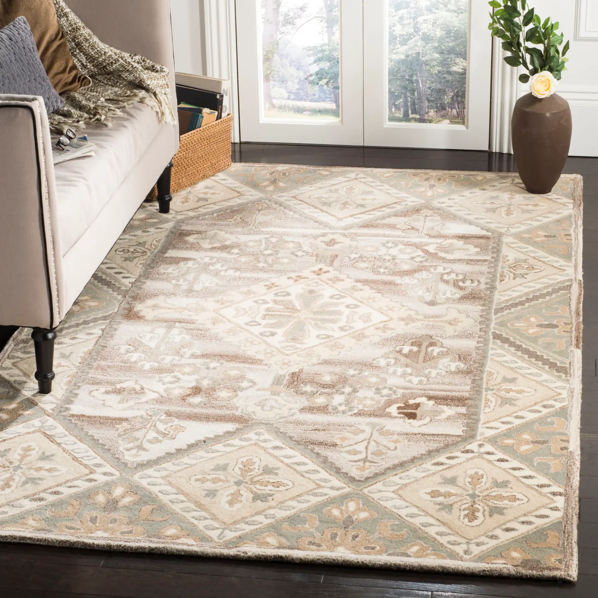 Wyndham Diamond Medallion Hand-Tufted Wool Rug in Ivory / Gray in a styled room