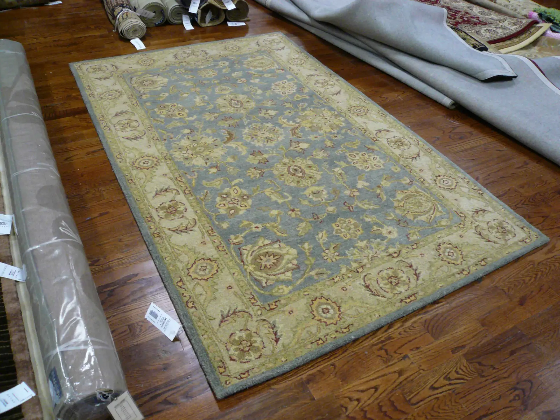 Antiquity Floral Border Hand-Tufted Wool Rug
