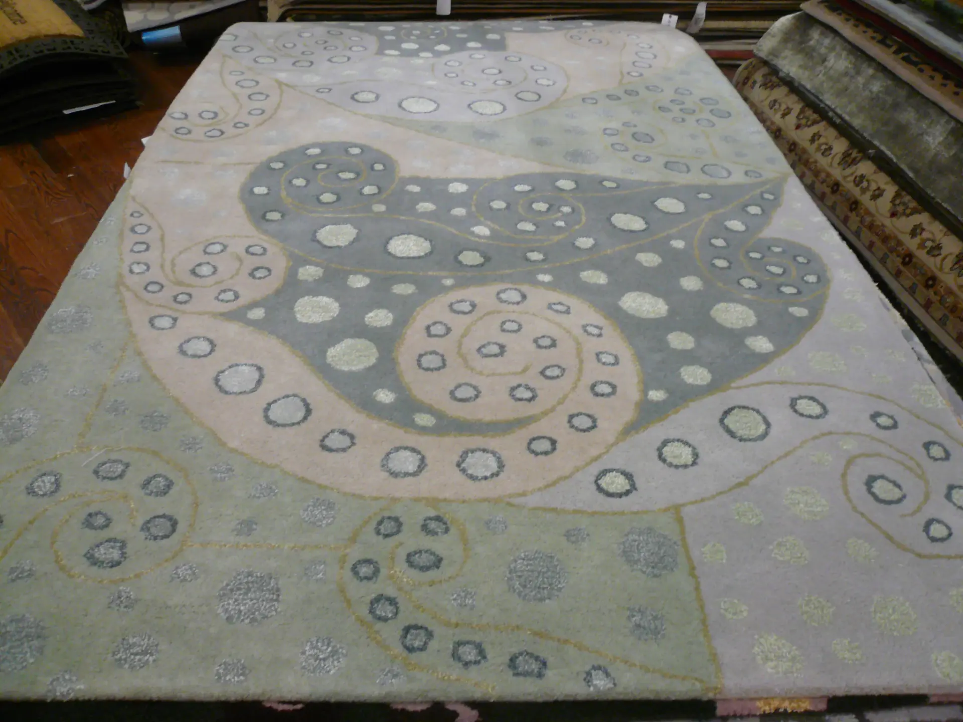 Bella Spiral Wave Hand-Tufted Wool Rug