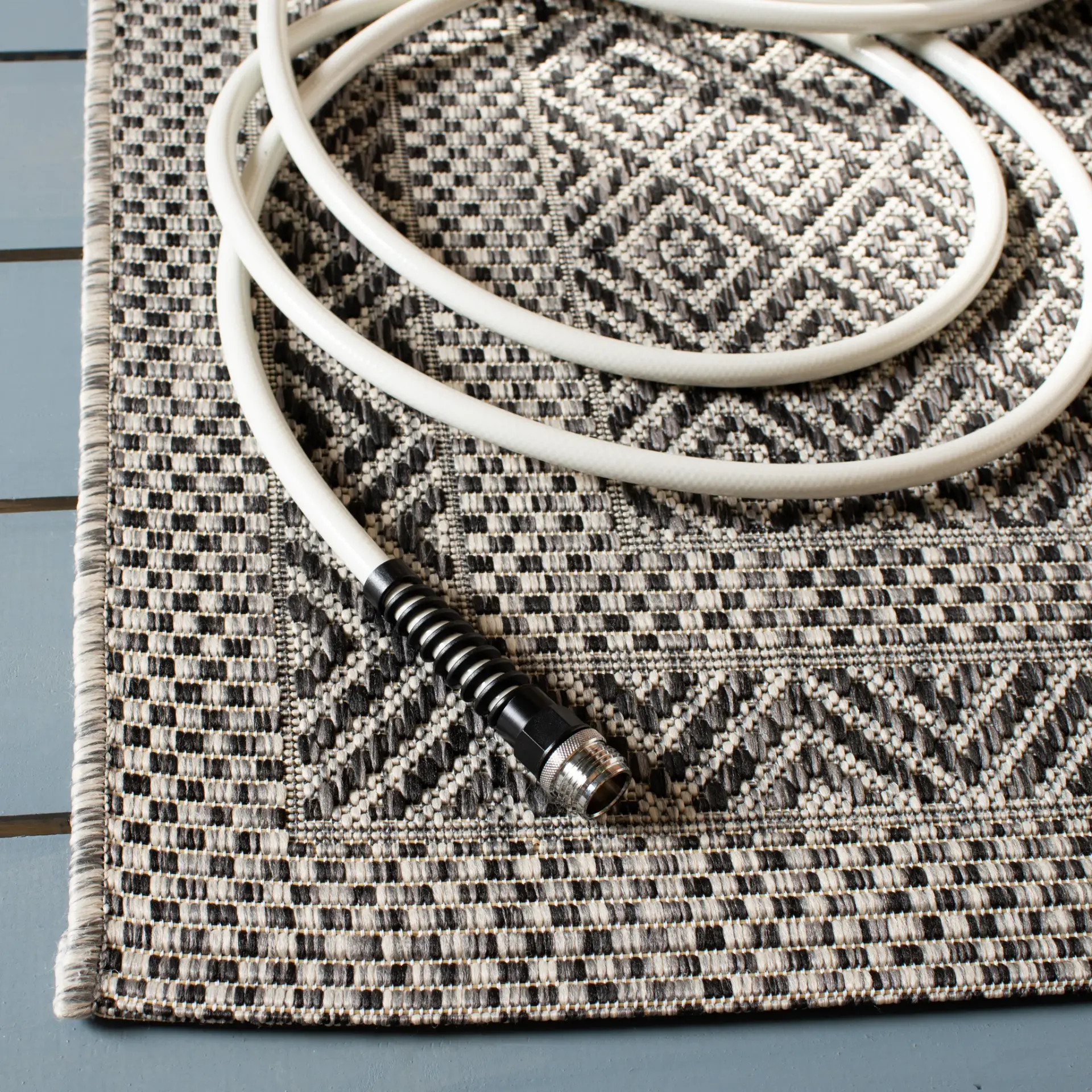 Courtyard Diamond Grid Outdoor Rug