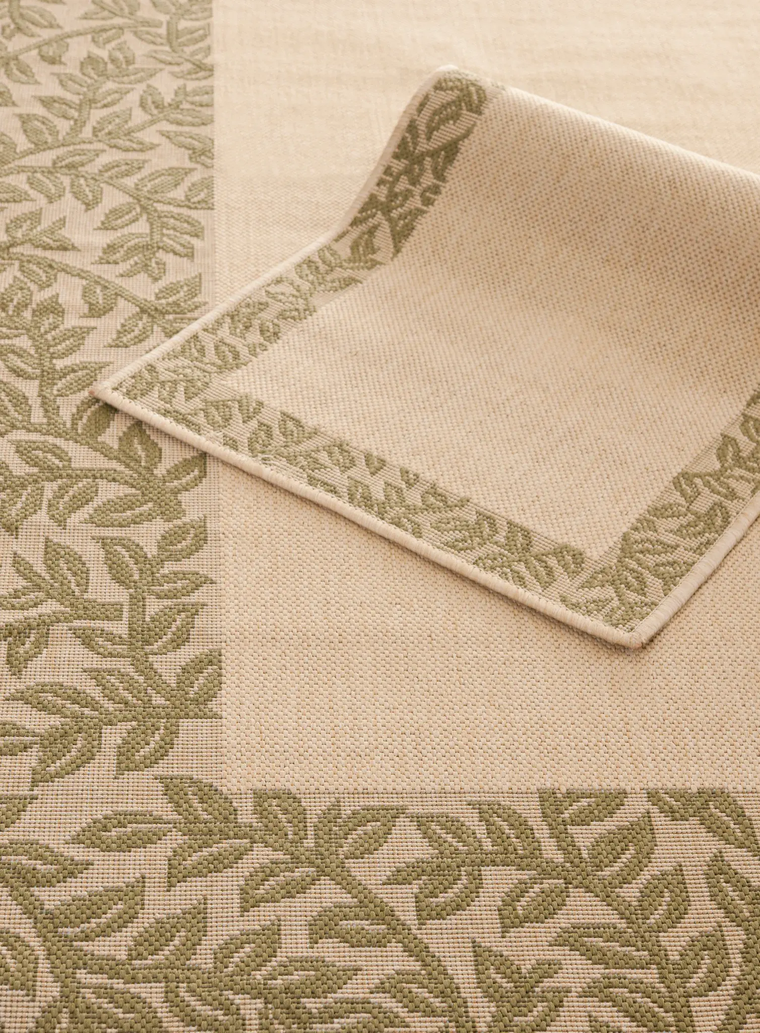 Courtyard Leaf Vine Border Outdoor Rug