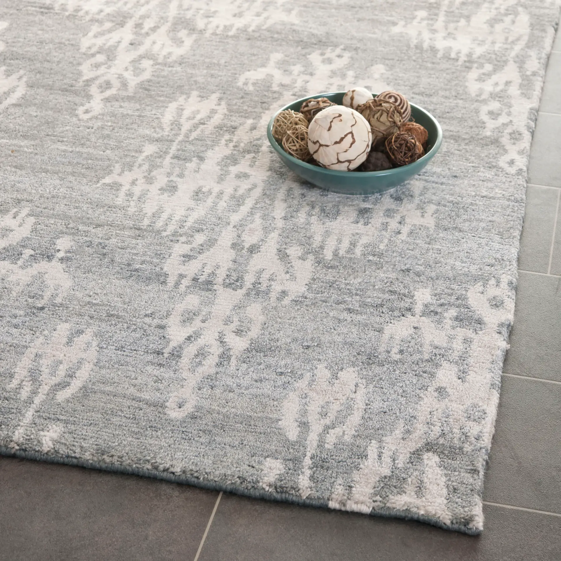 Tibetan Blurred Damask Hand-Knotted Rug
