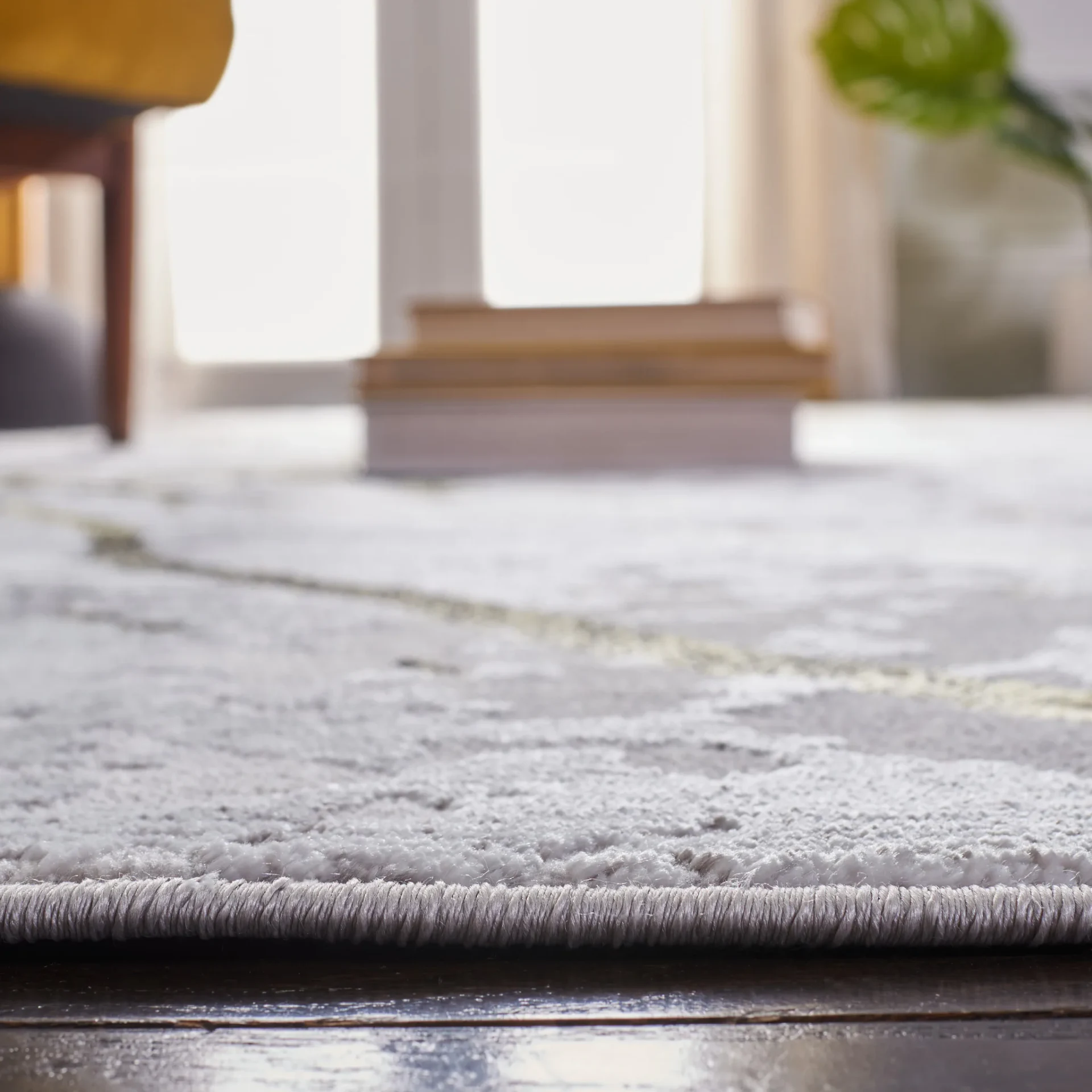 Amelia Marble Rug in Gray / Gold