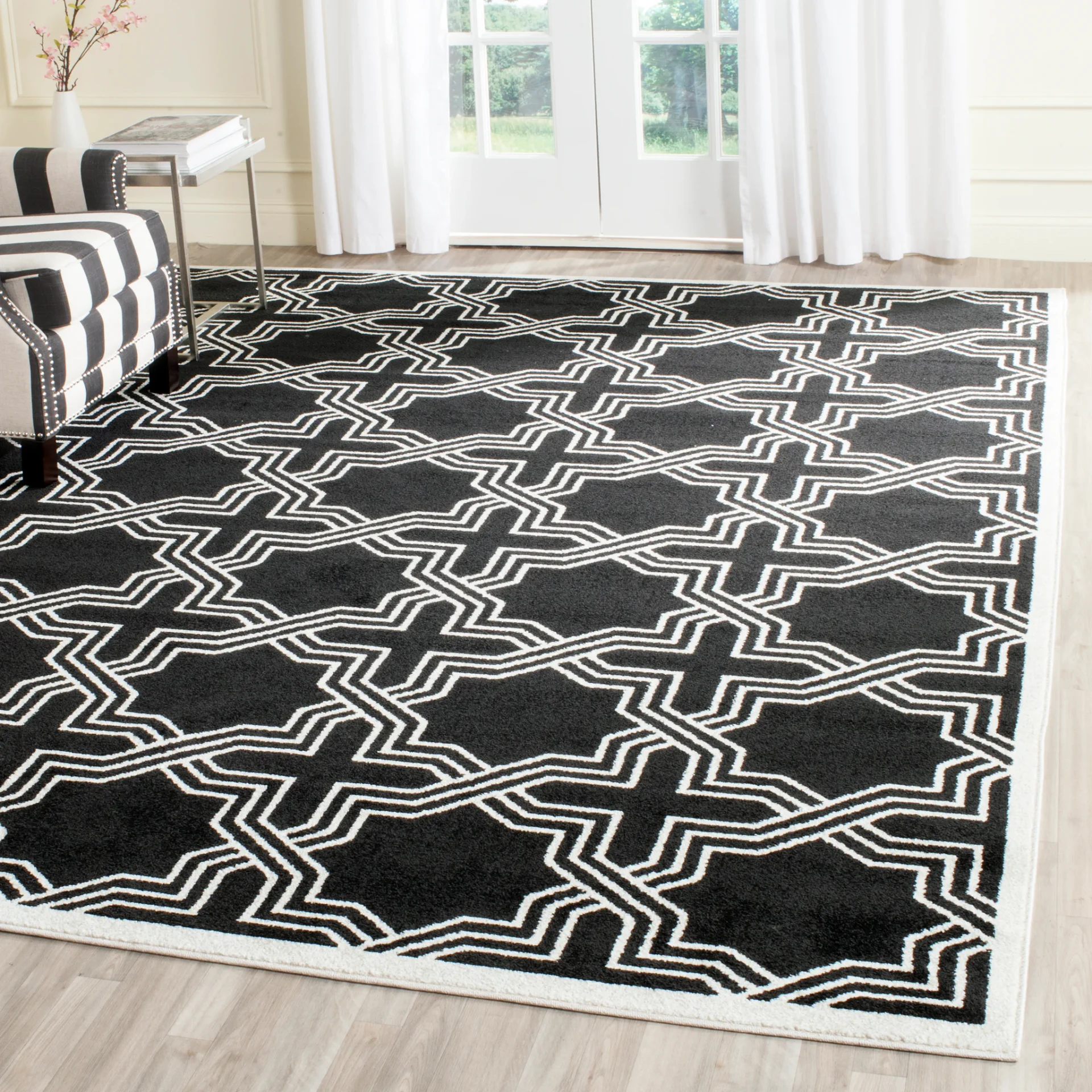 Amherst Interlocking Trellis Rug in Anthracite / Ivory