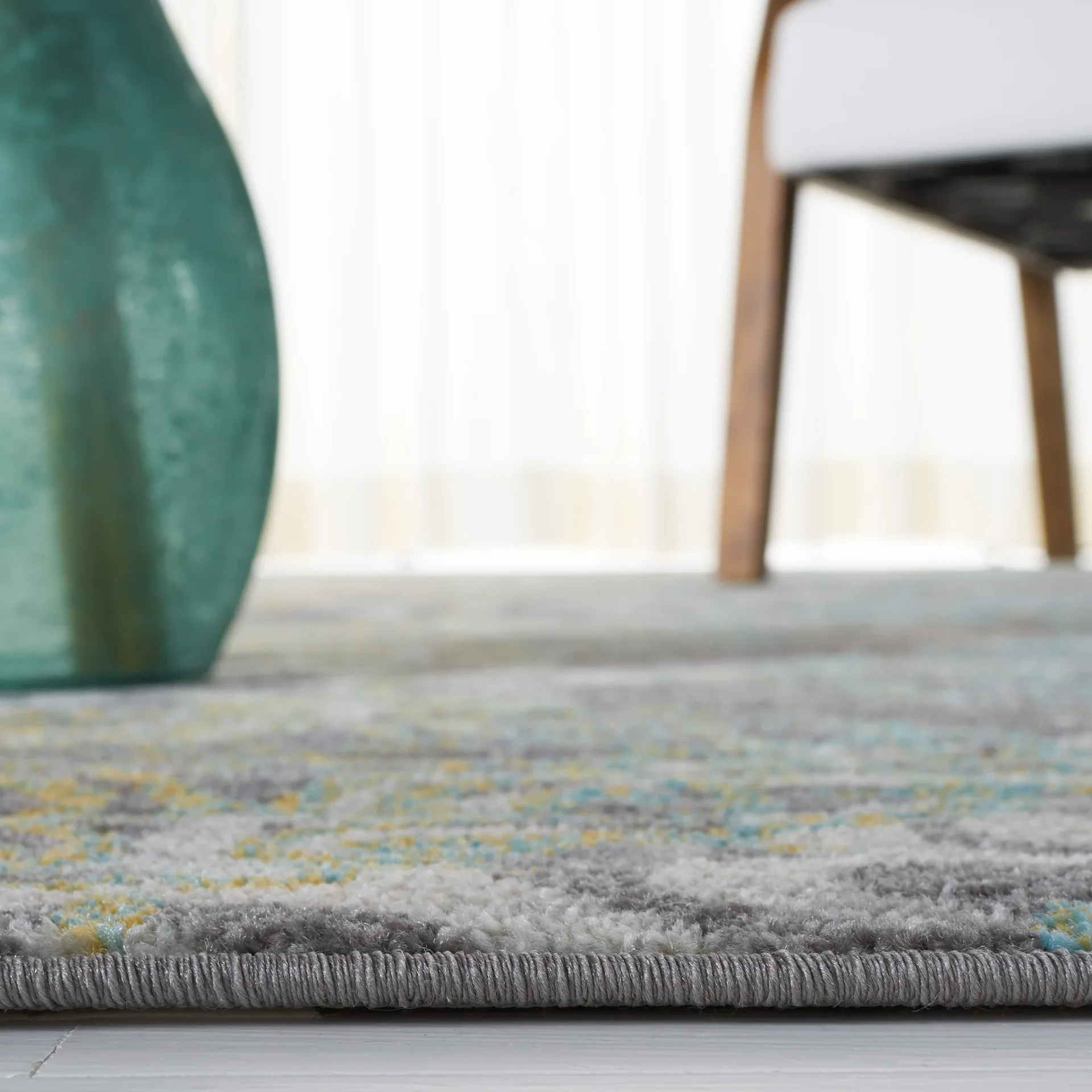 Evoke Scrolling Medallion Rug in Gray / Ivory