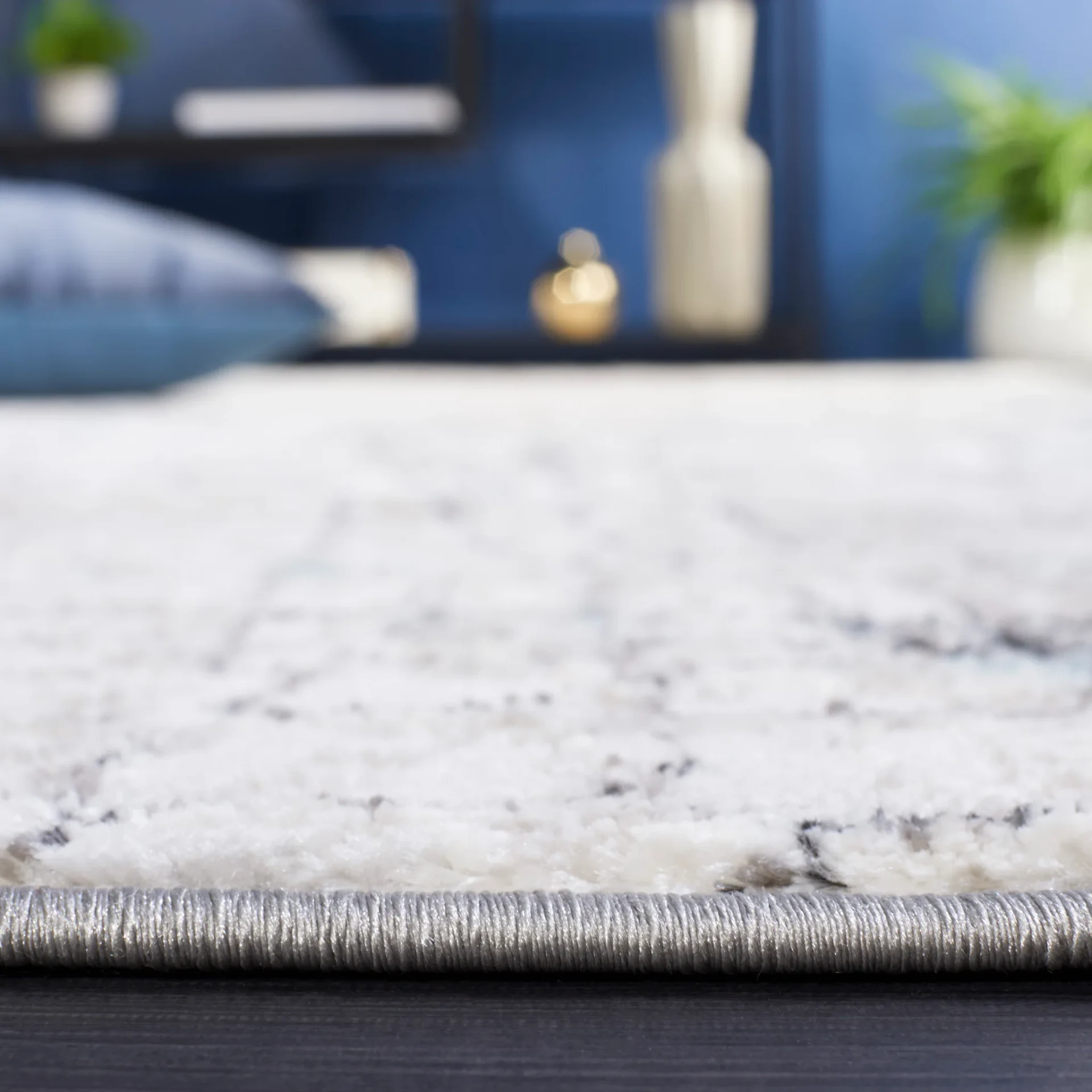 Meadow Distressed Grid Rug in Gray / Blue