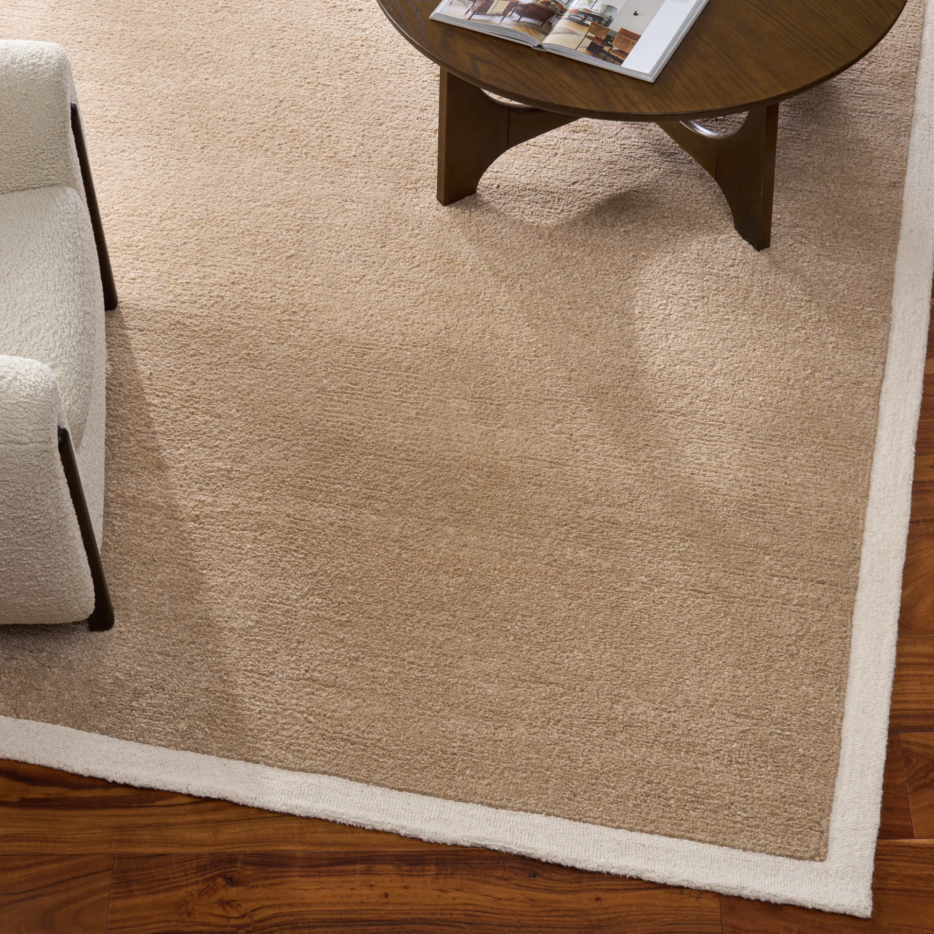 Metro Bordered Hand-Tufted Wool Rug in Beige / Ivory