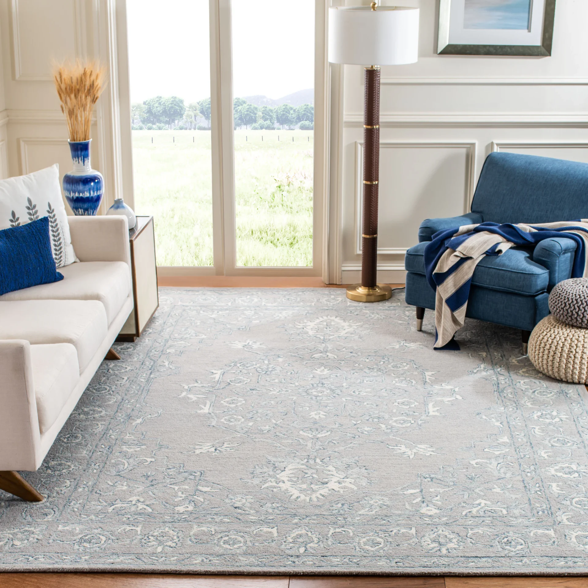 Micro-Loop Micro Loop Floral Medallion Hand-Tufted Wool Rug in Light Gray / Ivory