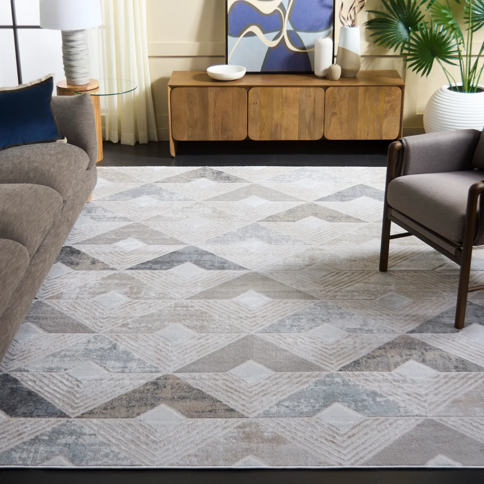 Saylor Chevron Rug in Gray / Dark Gray