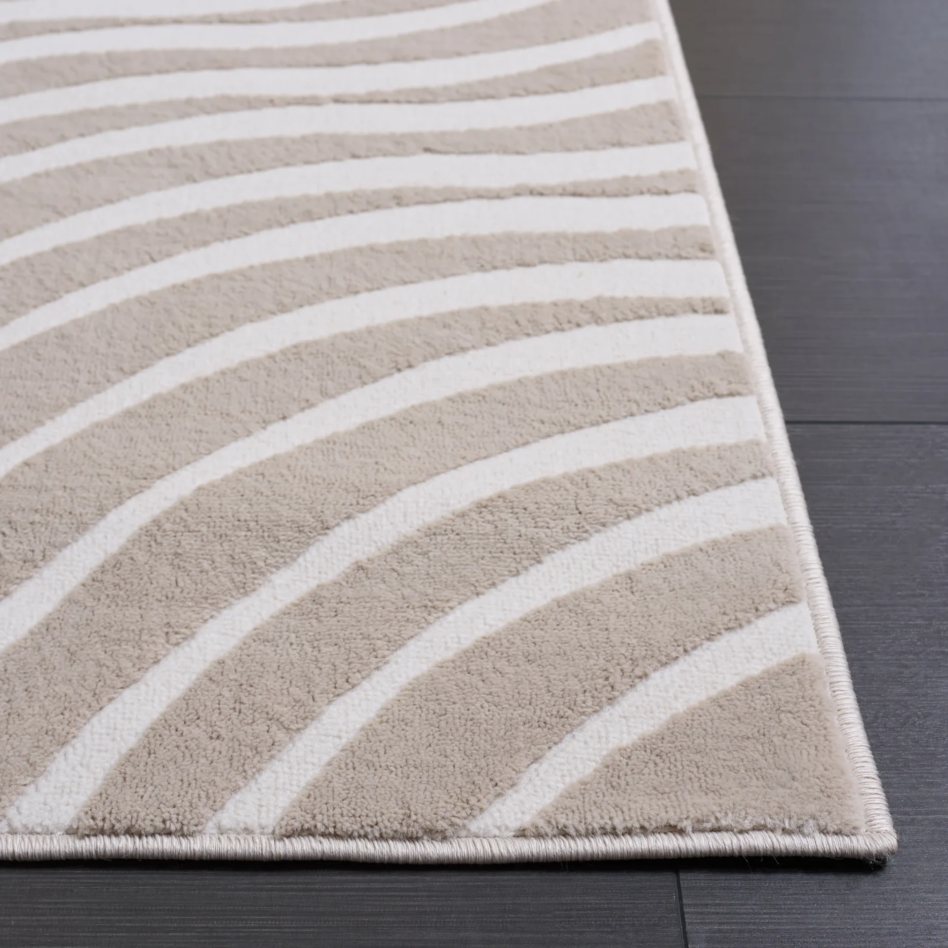 Saylor Wavy Stripe Rug in Beige / Ivory