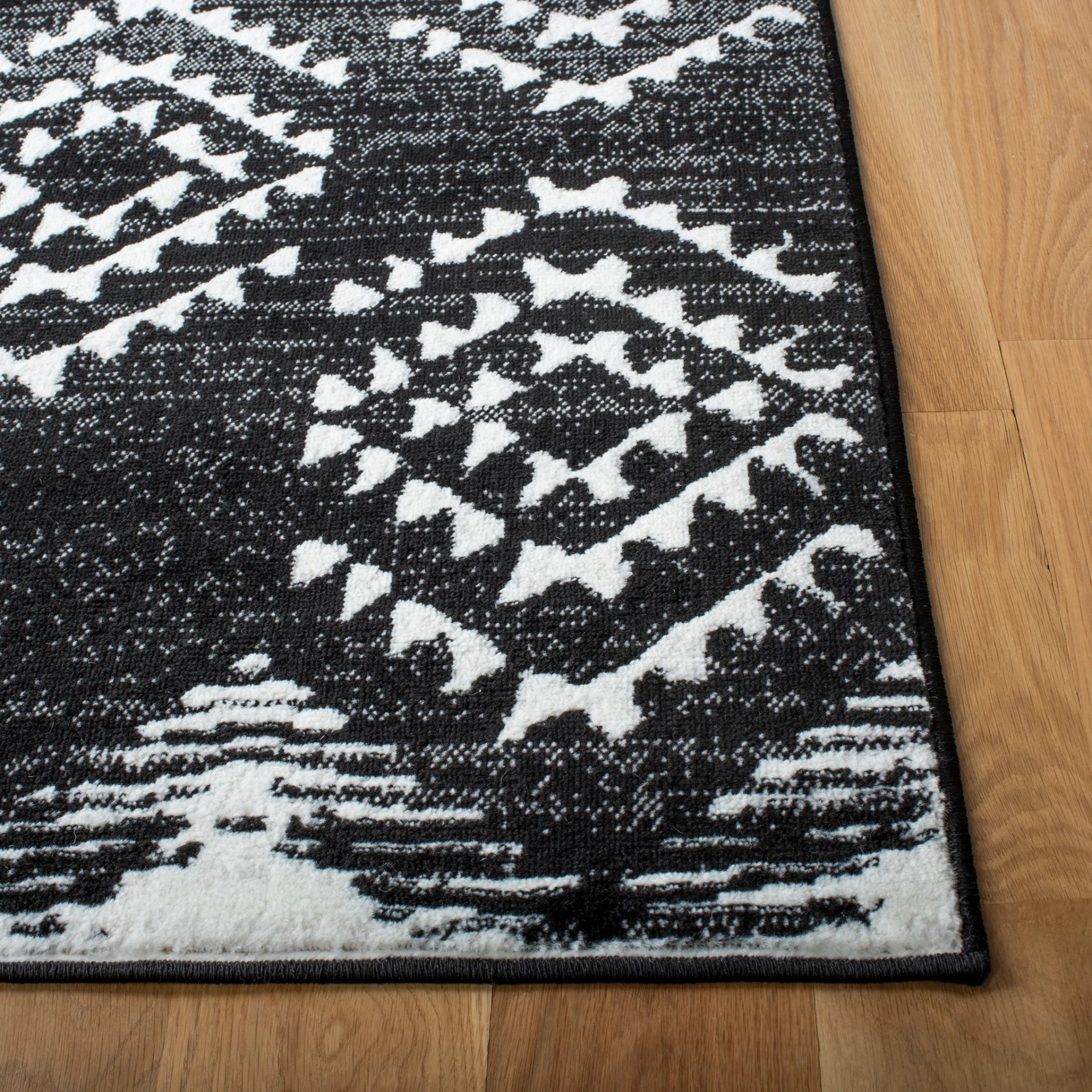 Skyler Nested Diamond Rug in Black / Ivory